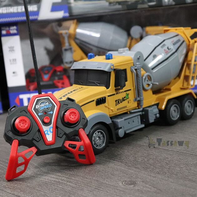 شاحنة قلابة تعمل بالتحكم عن بعد بجهاز التحكم