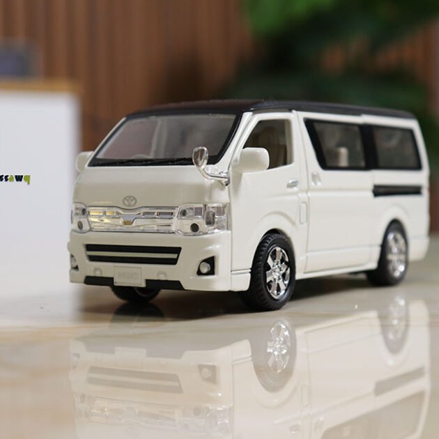 نموذج سيارة Toyota Hiace بمقياس 1:32 (طول 16 سم)