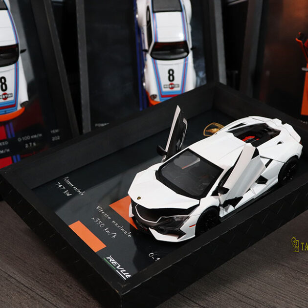 اطار فاخر مع مجسم سيارة… قطعة فنية لكل عاشق محركات