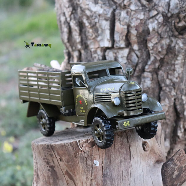 مجسم شاحنة عسكرية كلاسيكية معدنية – تصميم واقعي