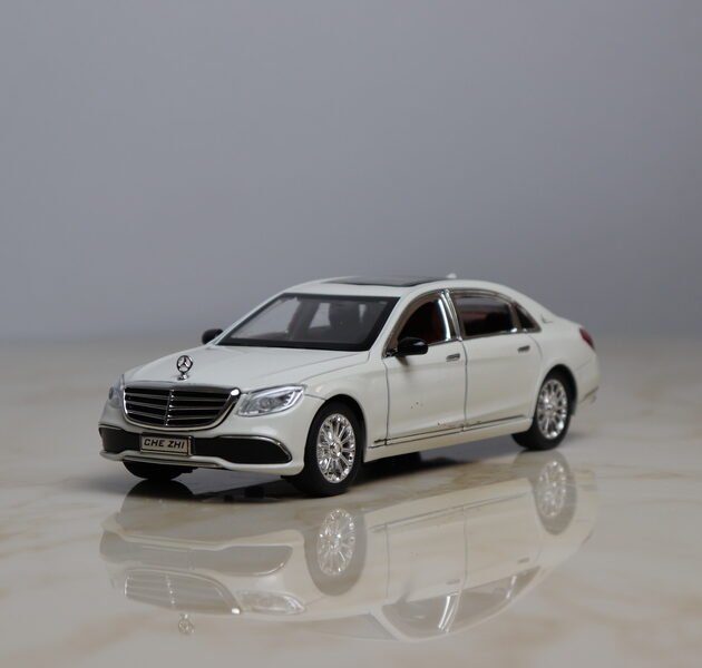 Mercedes-Benz E300 1:24 pour la collection, cadeau d'anniversaire