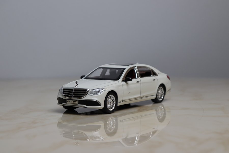 Mercedes-Benz E300 1:24 pour la collection, cadeau d'anniversaire