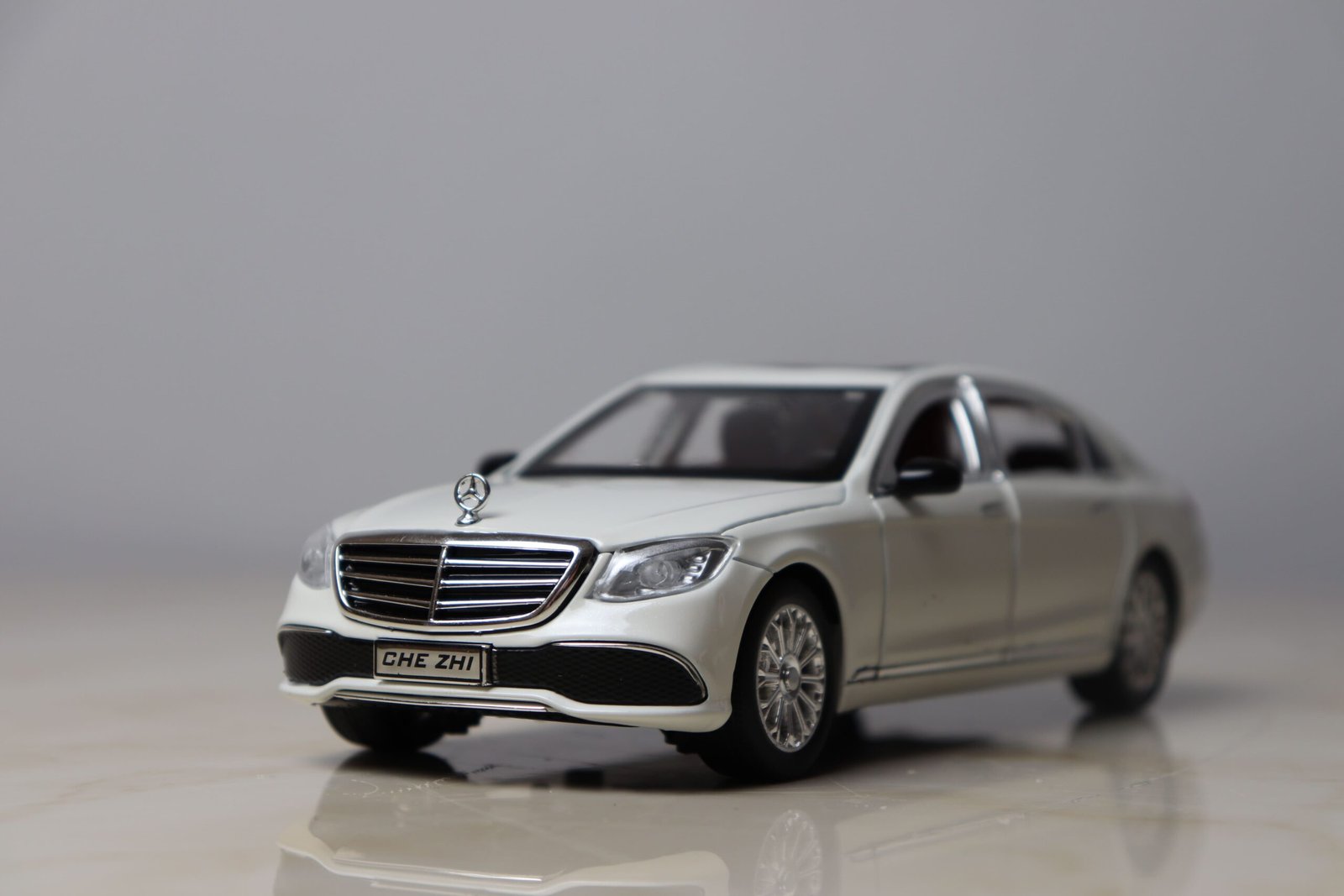 Mercedes-Benz E300 1:24 pour la collection, cadeau d'anniversaire - الصورة 2
