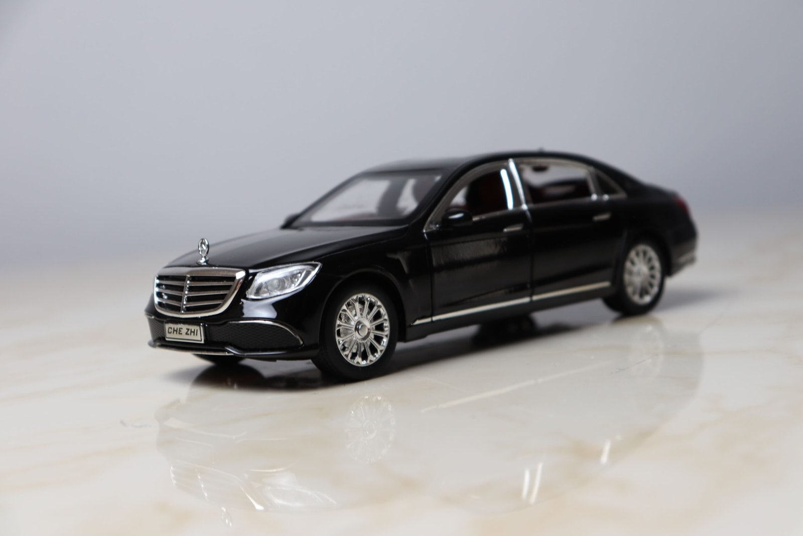 Mercedes-Benz E300 1:24 pour la collection, cadeau d'anniversaire - الصورة 3