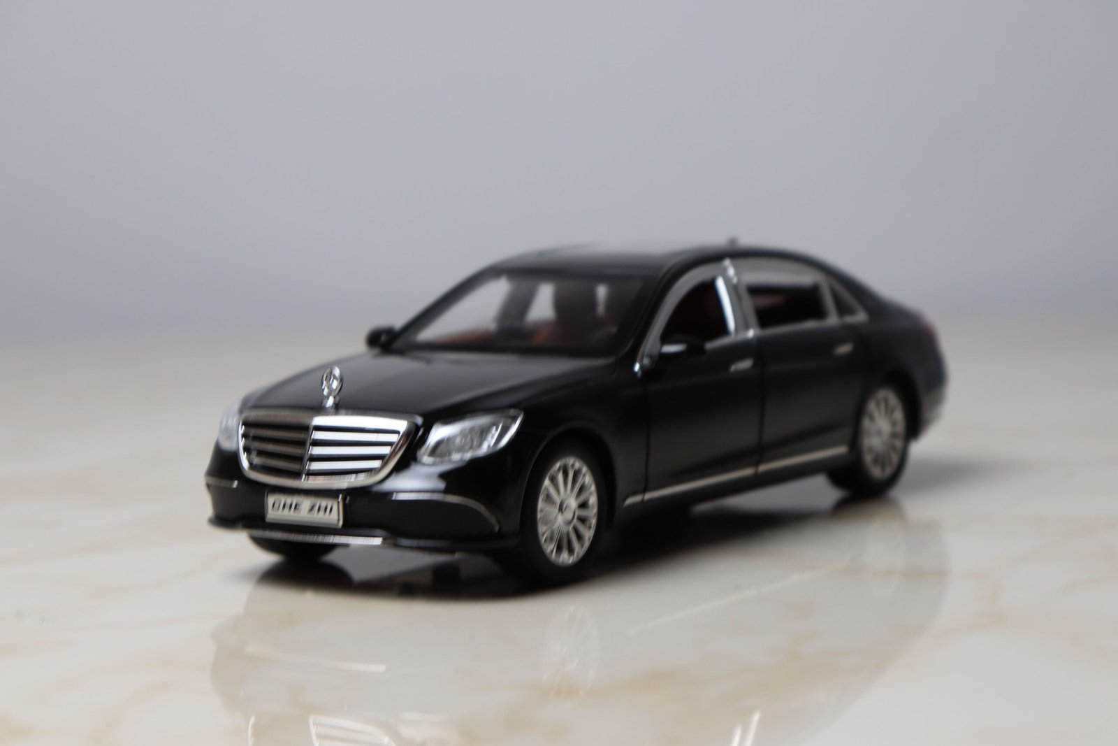 Mercedes-Benz E300 1:24 pour la collection, cadeau d'anniversaire - الصورة 4