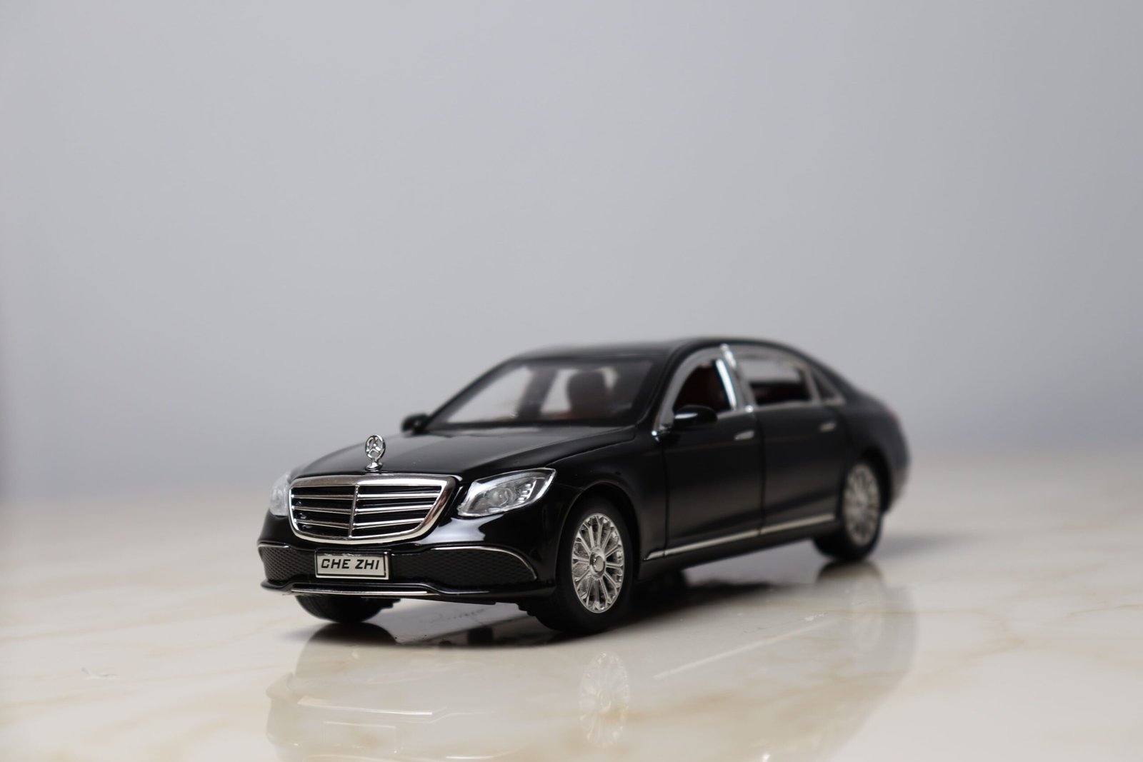 Mercedes-Benz E300 1:24 pour la collection, cadeau d'anniversaire - الصورة 5
