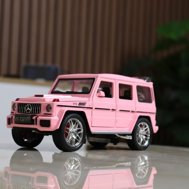 مجسم مرسيدس G-Class G63 AMG الوردي – مقياس 1:24 | قطعة فاخرة لهواة جمع السيارات