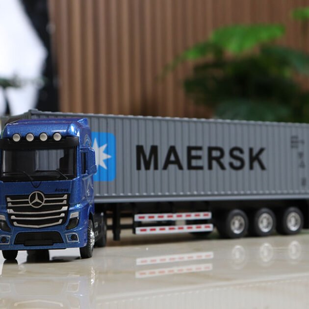 🚛 مجسم شاحنة Mercedes-Benz Actros مع حاوية راس حديد