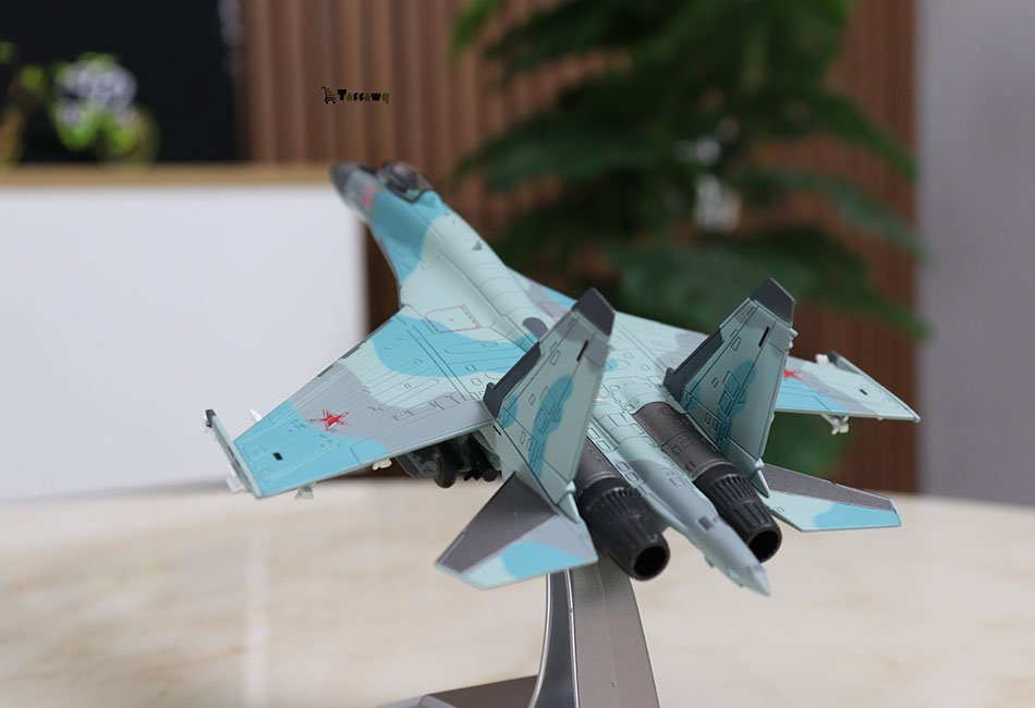 مجسم الطائرة الحربية الروسية SU-35 Super Flanker بمقياس 1:100 مع قاعدة للعرض - الصورة 5