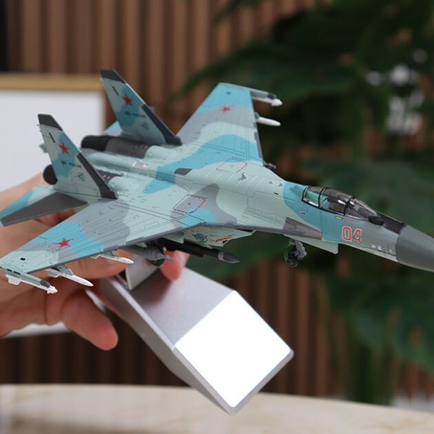مجسم الطائرة الحربية الروسية SU-35 Super Flanker بمقياس 1:100 مع قاعدة للعرض