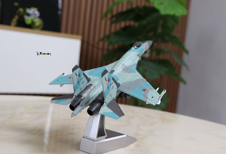 مجسم الطائرة الحربية الروسية SU-35 Super Flanker بمقياس 1:100 مع قاعدة للعرض - الصورة 10