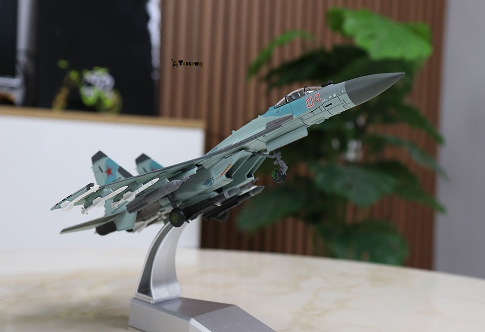 مجسم الطائرة الحربية الروسية SU-35 Super Flanker بمقياس 1:100 مع قاعدة للعرض - الصورة 11