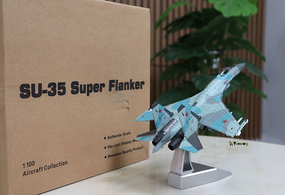 مجسم الطائرة الحربية الروسية SU-35 Super Flanker بمقياس 1:100 مع قاعدة للعرض - الصورة 15