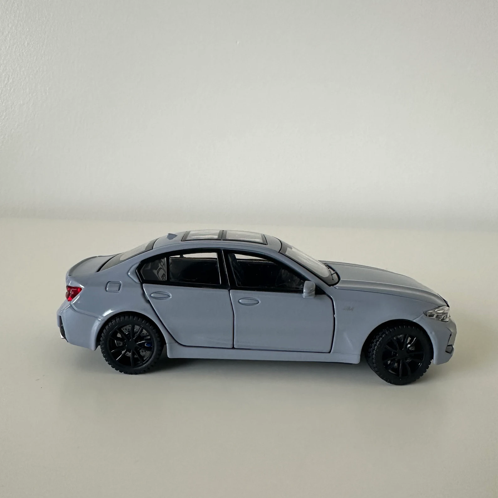 : Miniature BMW 320i Berline – Élégant | 1/30 🚘 - الصورة 6