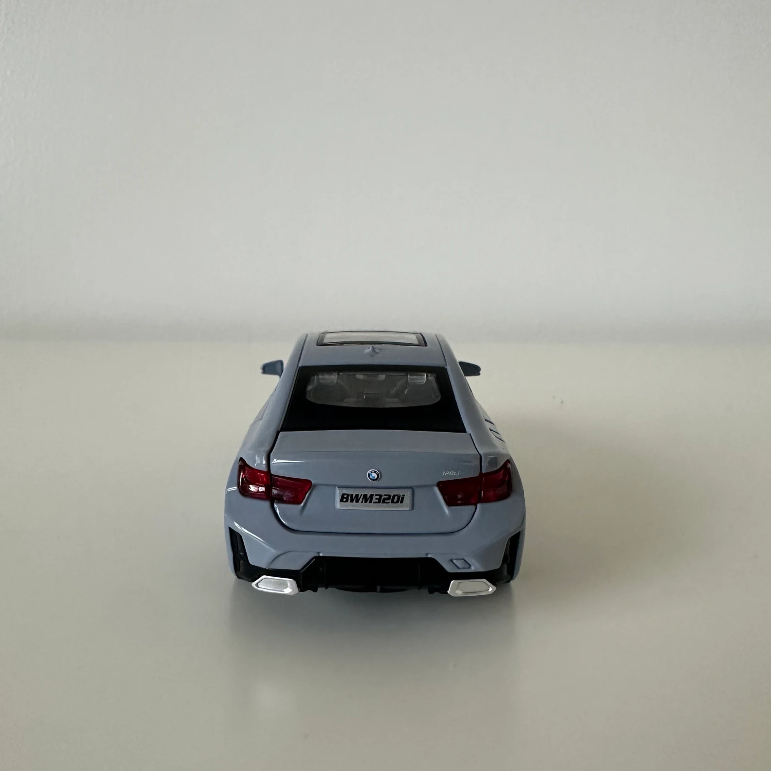 : Miniature BMW 320i Berline – Élégant | 1/30 🚘 - الصورة 8