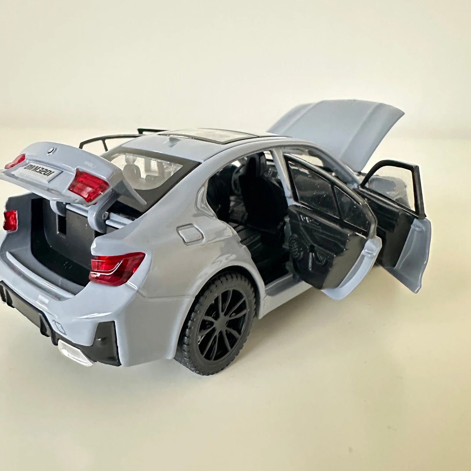 : Miniature BMW 320i Berline – Élégant | 1/30 🚘 - الصورة 11