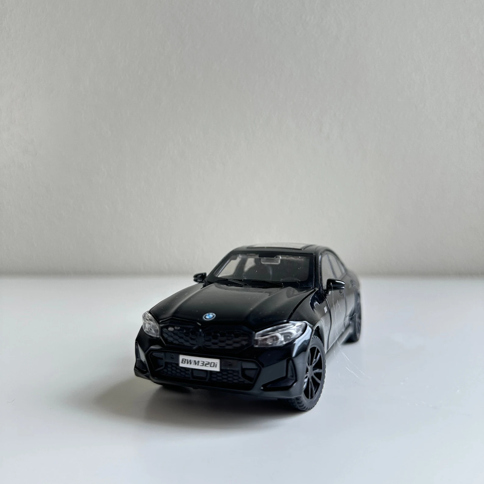 : Miniature BMW 320i Berline – Élégant | 1/30 🚘 - الصورة 13