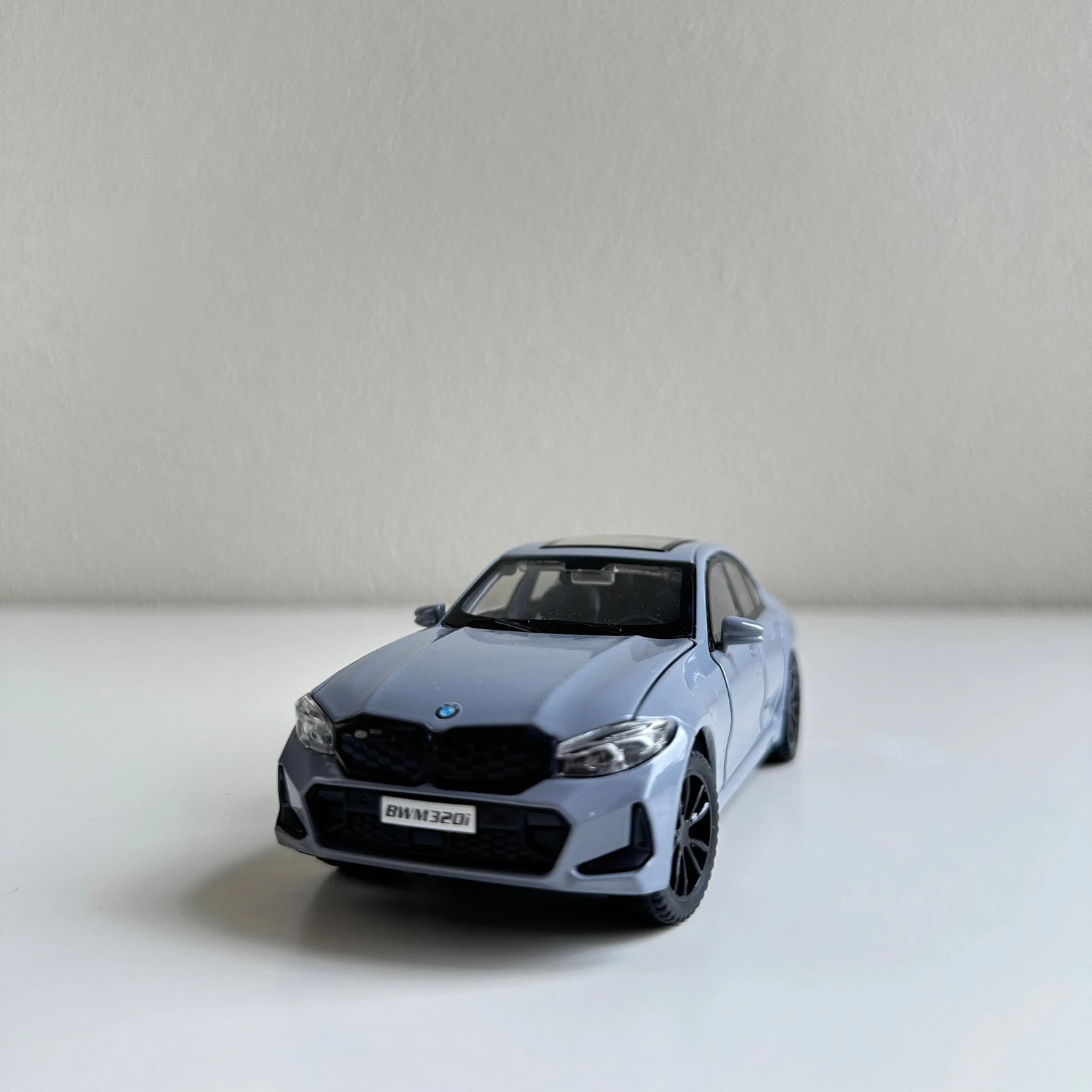 : Miniature BMW 320i Berline – Élégant | 1/30 🚘 - الصورة 14